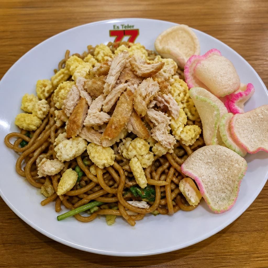 Mie Goreng 77 Es Teler 77 dengan ayam goreng dan telur orak-arik